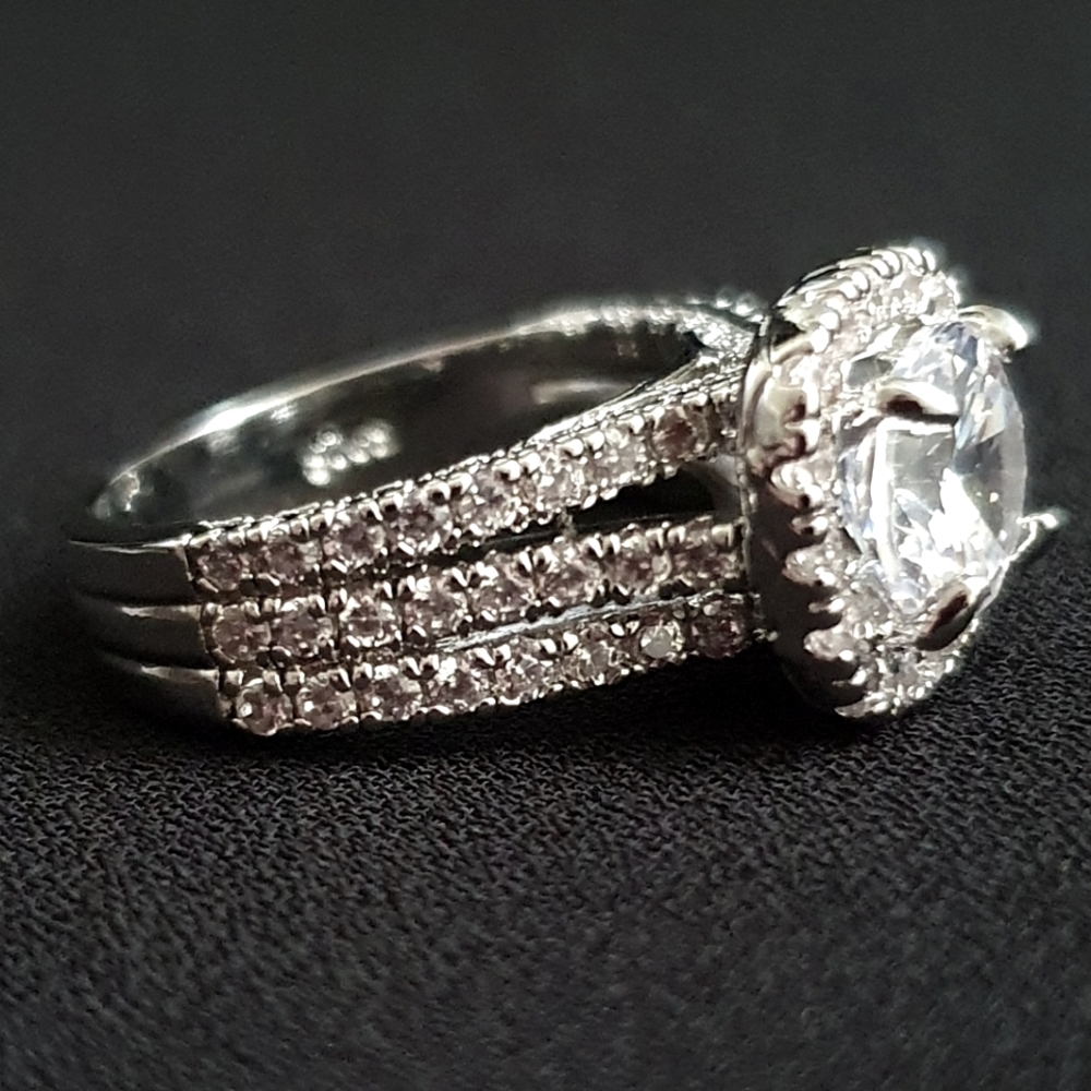 Gorgeous Inlayed Diamonds Wedding Ring - Picture 2 of 5
